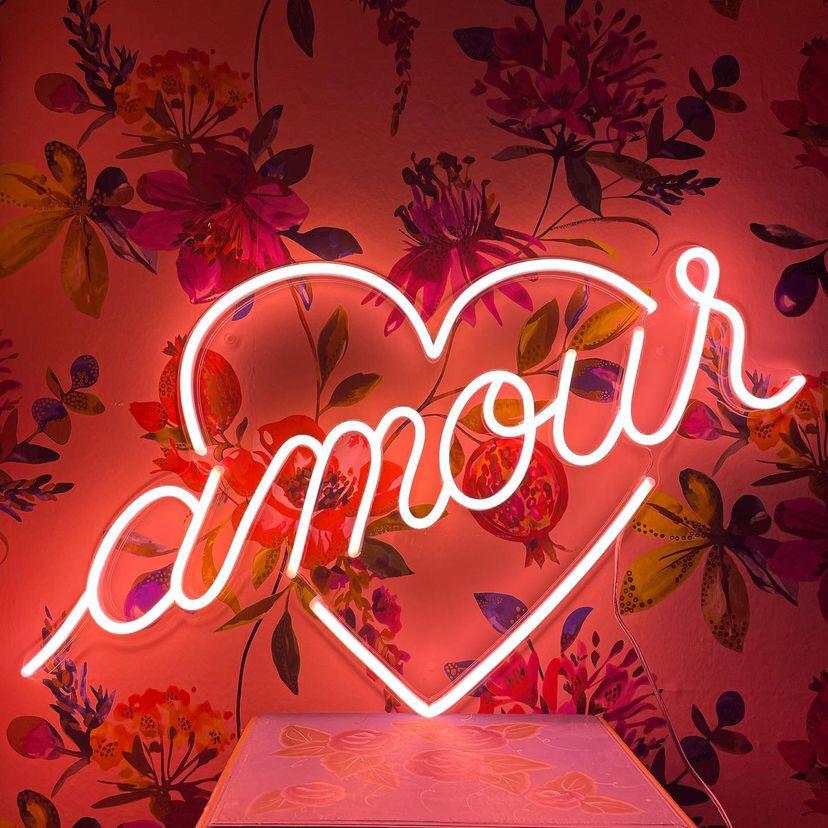 Amour by Jean André, Zeichen aus Neon-LEDs